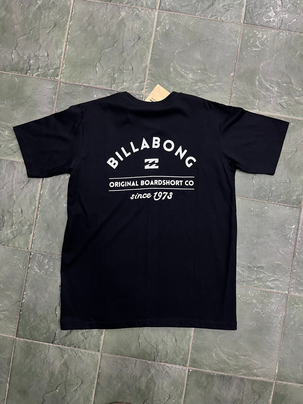 Remera oscura bila