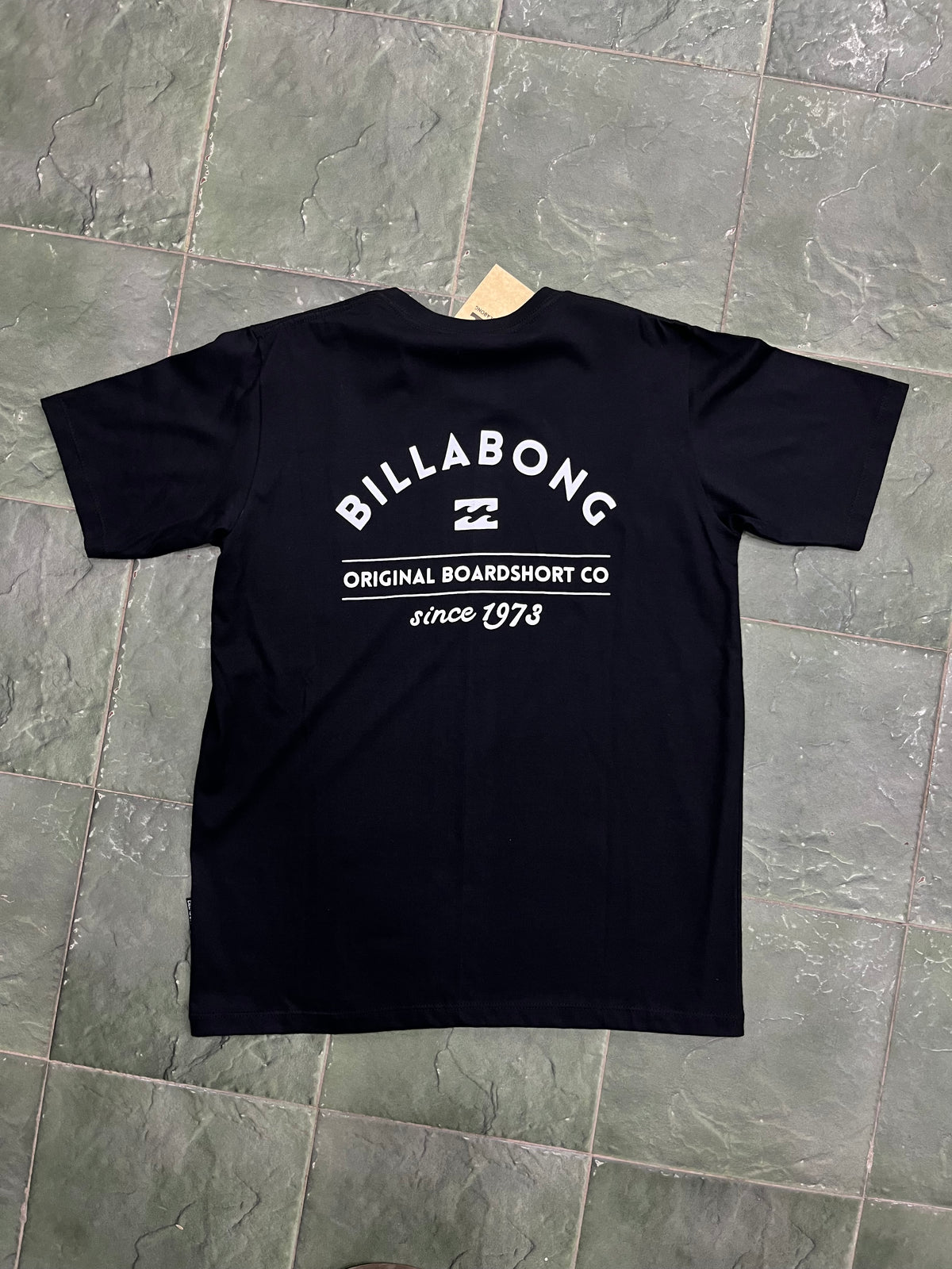 Remera oscura bila